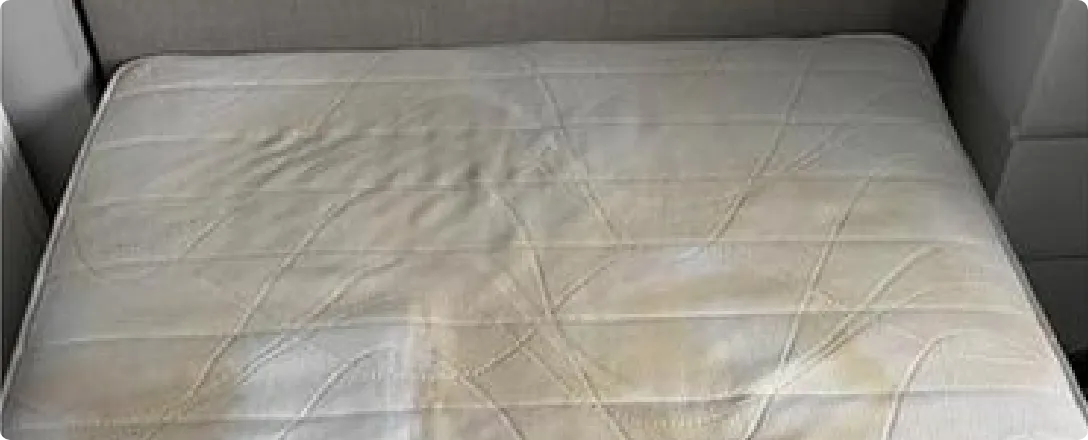 Madrats enne puhastust: keskel ulatuslikud kollakad higi- ja vedelikulaigud